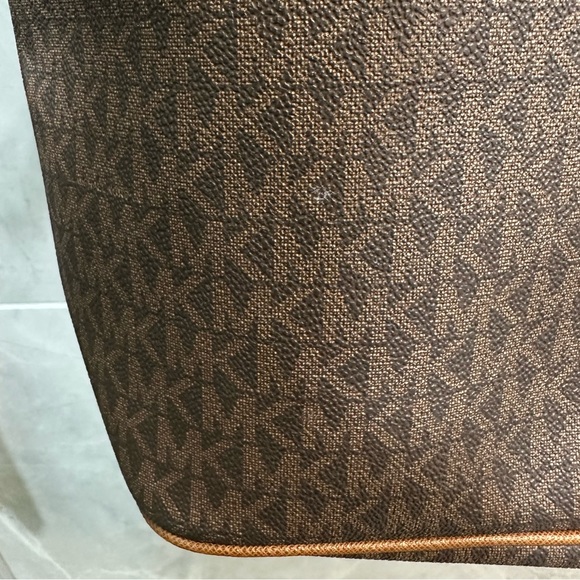 MICHAEL KORS JET SET TRAVEL BAG USED (BROWN) - Picture 3 of 5